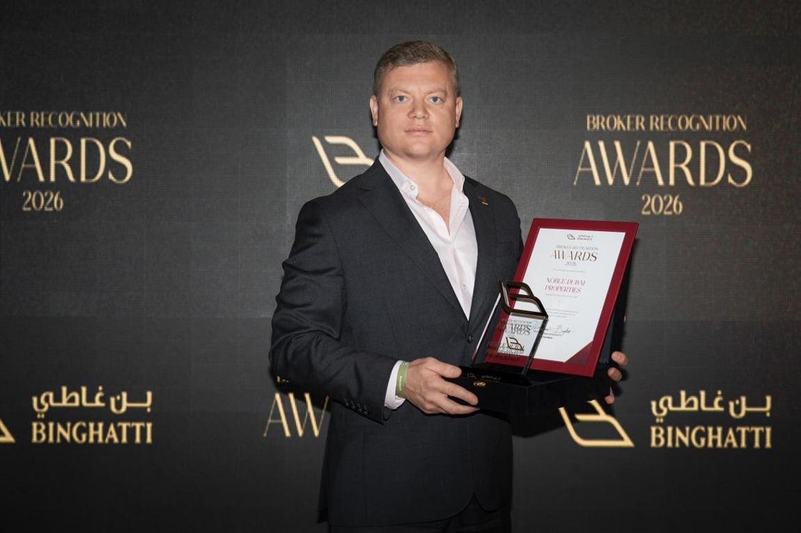 Sergiu Sîrbu with the Binghatti Broker Recognition Award